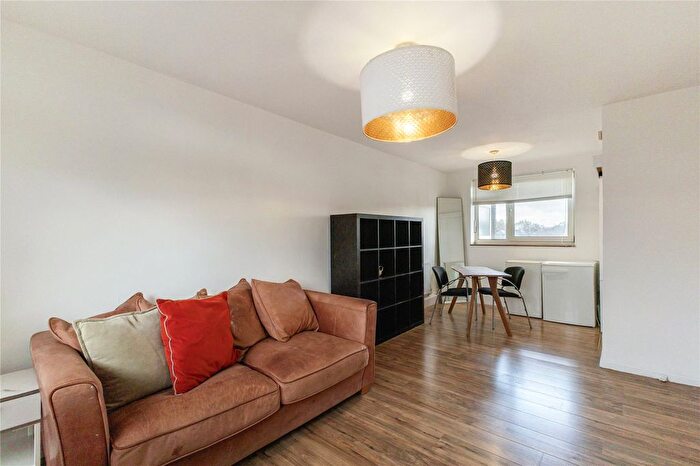 2 Bedroom Flat To Rent In Henty Close, London, SW11