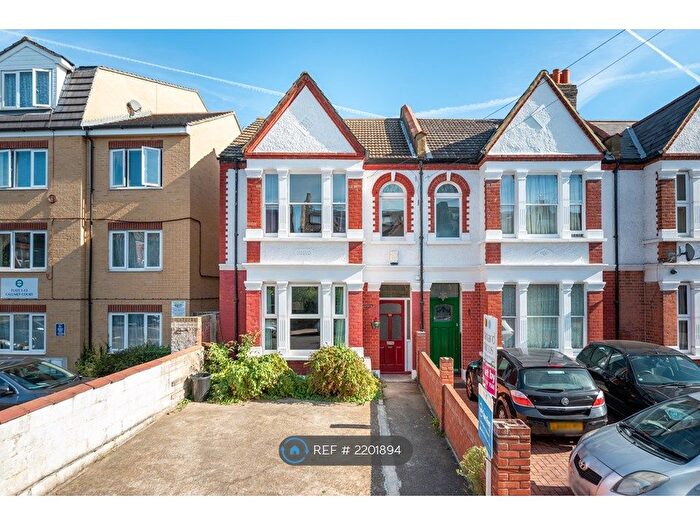2 Bedroom Flat To Rent In Longley Road, London, SW17