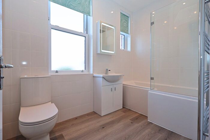2 Bedroom Flat To Rent In Brunswick Road, Kingston Upon Thames, KT2