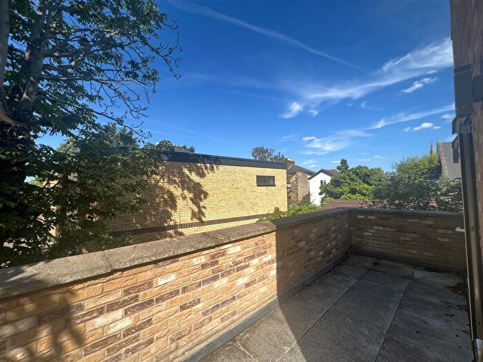 2 Bedroom Flat To Rent In High Street, Penge, London, SE20