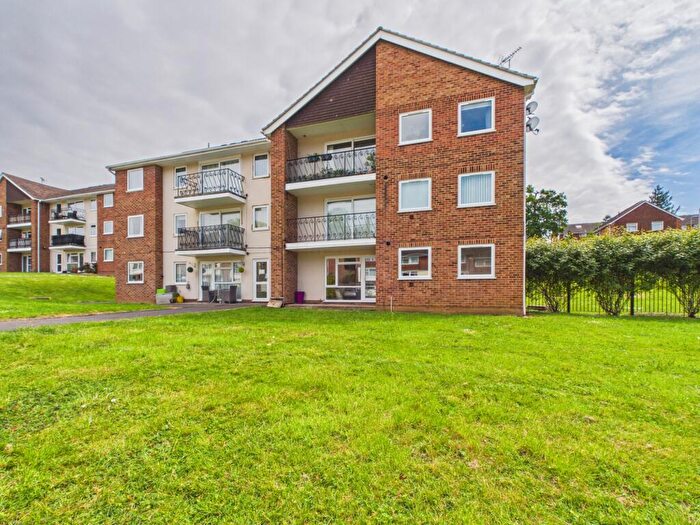 3 Bedroom Flat For Sale In Robin Way, Tilehurst, Reading, RG31