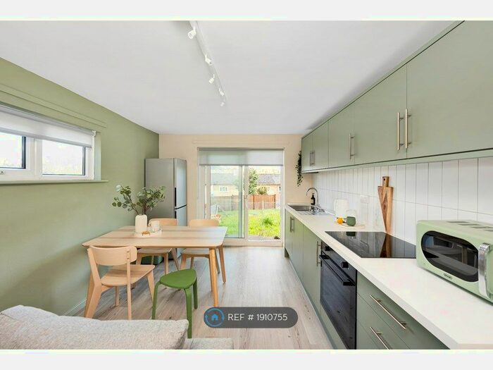 3 Bedroom Flat To Rent In Poplar Close, Bath, BA2