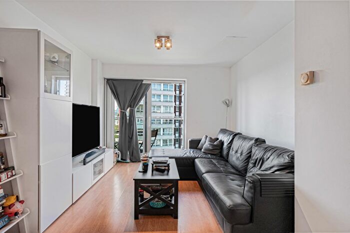 1 Bedroom Flat For Sale In Commercial Road, London, E14