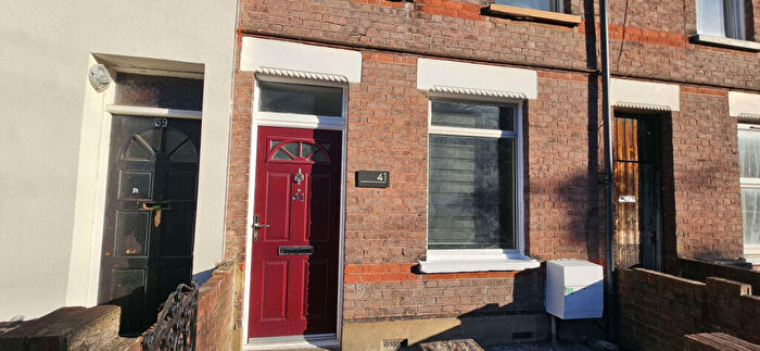 3 Bedroom Terraced House To Rent In Malvern Road, LU1