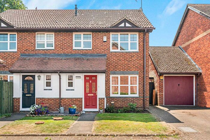 3 Bedroom Semi-Detached House For Sale In Fairfax Gate, Holton, OX33