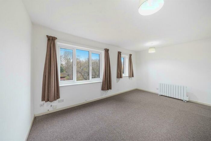 Flat To Rent In Birchanger Road, London, SE25