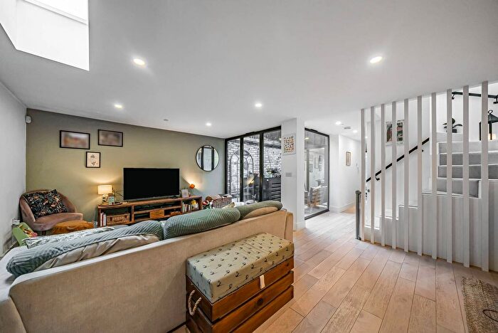3 Bedroom End Of Terrace House For Sale In Heath Road, Thornton Heath, CR7