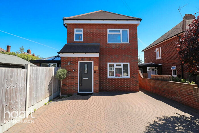 3 Bedroom Detached House For Sale In Plumpton Avenue, Hornchurch, RM12