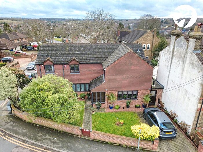 5 Bedroom Detached House For Sale In Claremont Road, Hextable, Kent, BR8