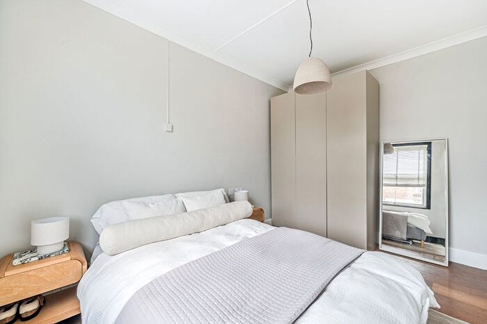 1 Bedroom Flat For Sale In Chiswick High Road, Chiswick, London, W4