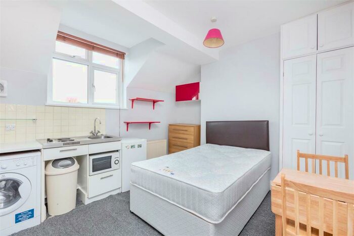 Flat To Rent In Upper Richmond Road West, East Sheen, SW14
