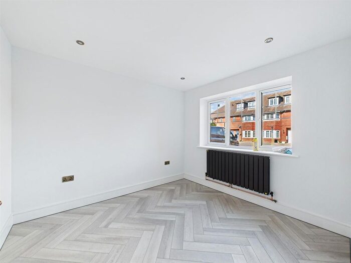 4 Bedroom Property To Rent In Cherrytrees, Coulsdon, CR5