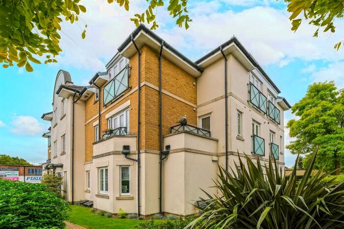 2 Bedroom Flat To Rent In Maple Lodge, Roding Lane, Buckhurst Hill, IG9