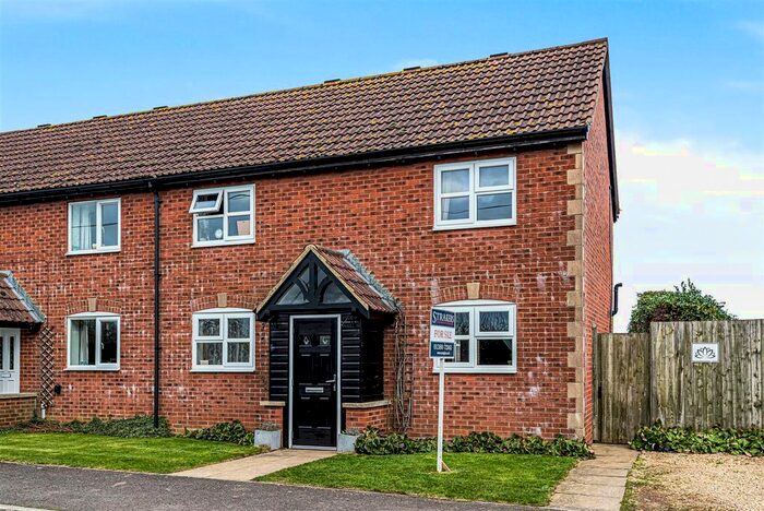 3 Bedroom Semi-Detached House For Sale In Chestnut Drive, Bulkington, Devizes, SN10