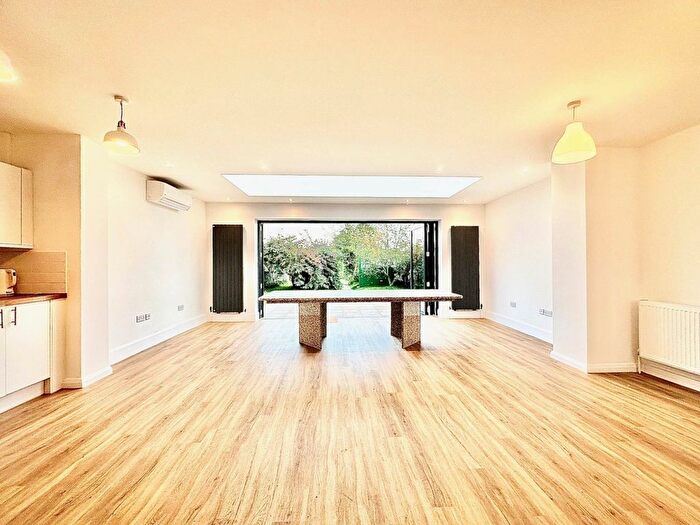 3 Bedroom Semi-Detached House To Rent In Summers Lane, North Finchley, London, N12