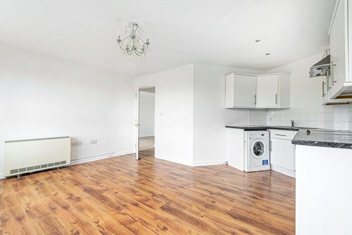 1 Bedroom Flat To Rent In Carisbrooke House, Royal Quarter, Seven Kings Way, Kingston Upon Thames, KT2
