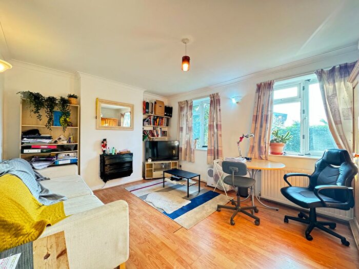 2 Bedroom Flat To Rent In Hermiston Court, Friern Park, London, N12