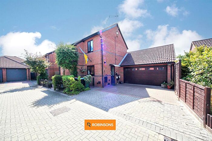 4 Bedroom Detached House For Sale In Pearse Grove, Walton Park, Milton Keynes, MK7