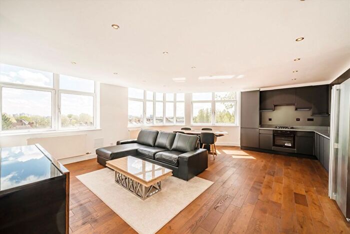 3 Bedroom Flat To Rent In Uxbridge Road, Ealing, W5