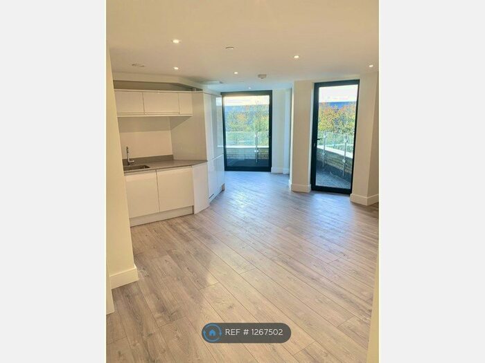 2 Bedroom Flat To Rent In Heron Drive, Slough SL3