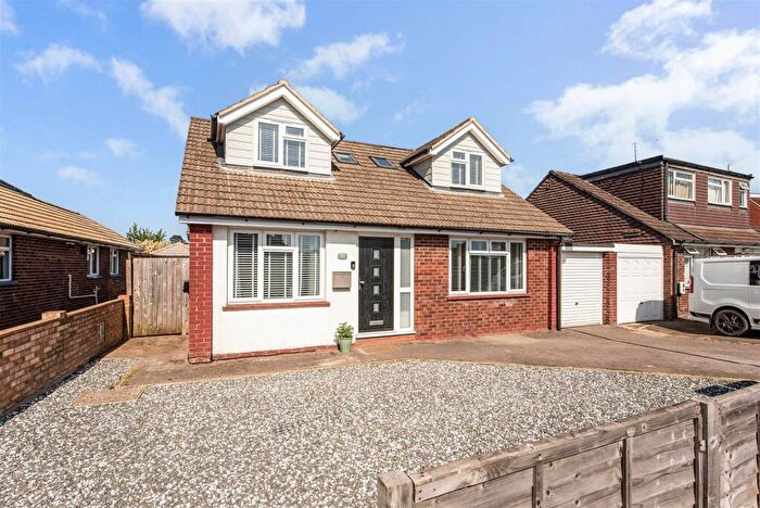 4 Bedroom Detached House For Sale In Hart Plain Avenue, Cowplain, PO8