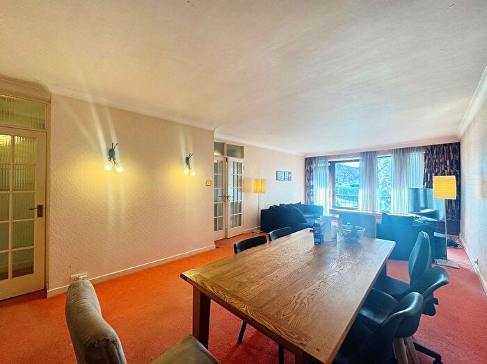 3 Bedroom Flat To Rent In St. John's Avenue, London, SW15