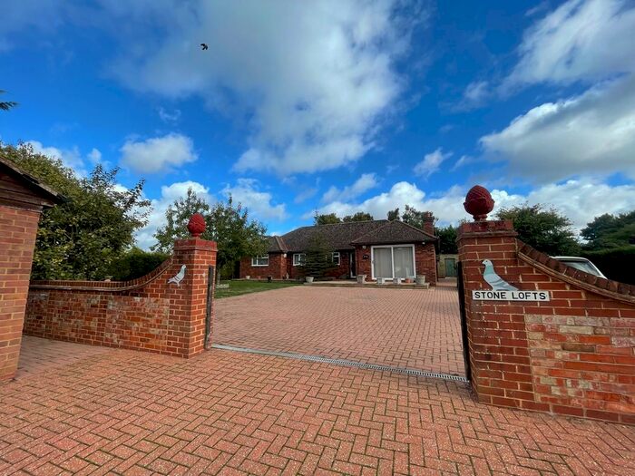 3 Bedroom Bungalow To Rent In Oxford Road, Stone, Aylesbury, HP17