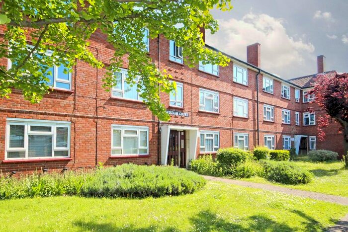 2 Bedroom Flat To Rent In South Street, Isleworth TW7