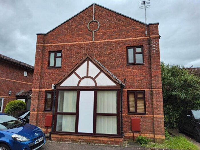 3 Bedroom House To Rent In Armstrong Close, Crownhill, Milton Keynes, MK8