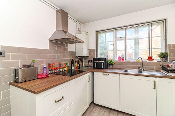 2 Bedroom Maisonette For Sale In Langley Road, Watford, WD17