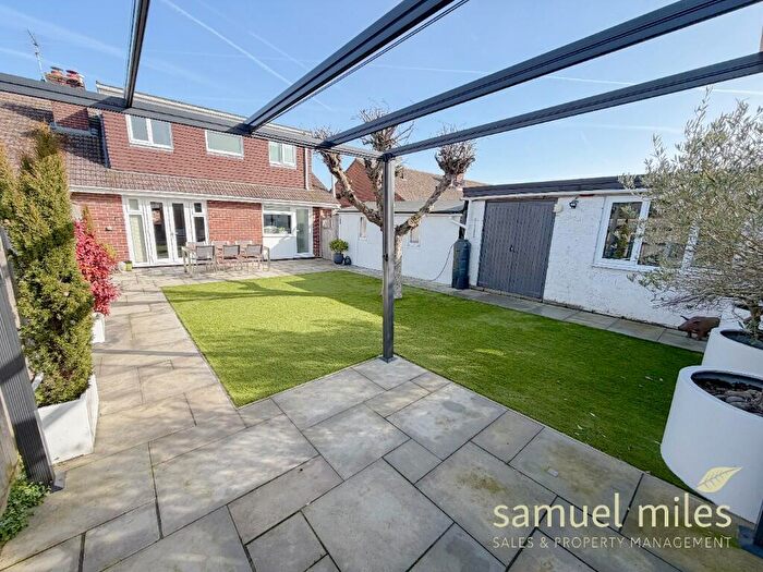 4 Bedroom Semi Detached House For Sale In Medina Way, Swindon, Wiltshire, SN2