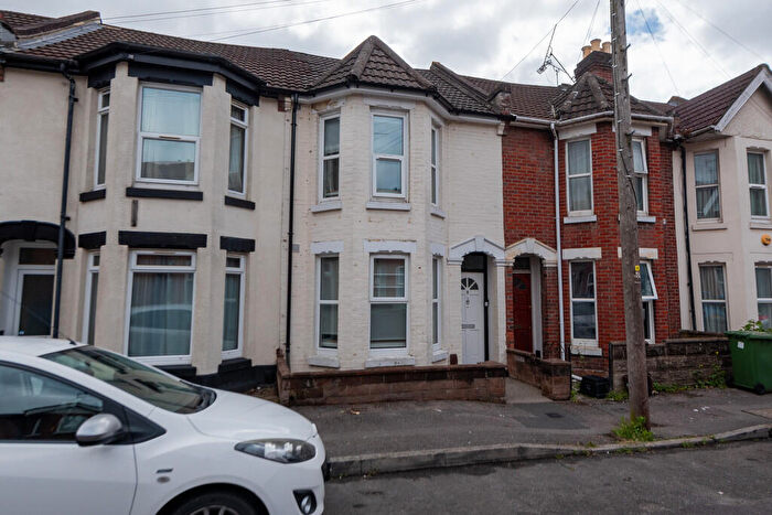 4 Bedroom Terraced House For Sale In Thackeray Road, Southampton, SO17