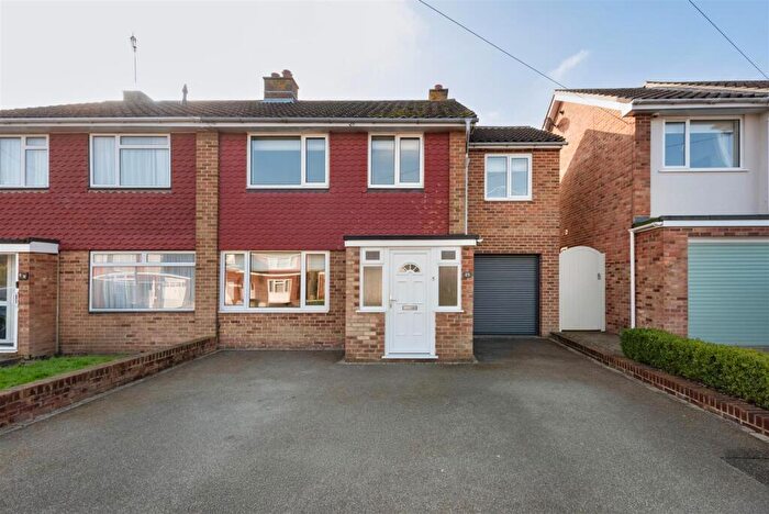 4 Bedroom Semi-Detached House For Sale In Meadow Walk, Whitstable, CT5