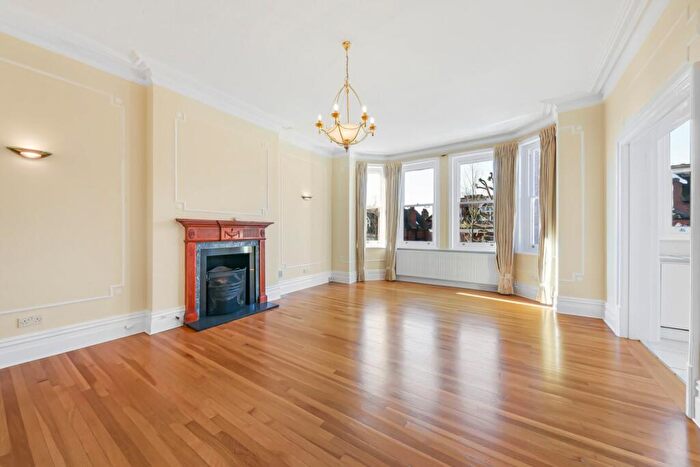 3 Bedroom Flat To Rent In Chesterford Gardens, Hampstead, NW3