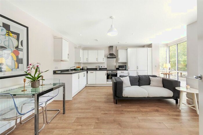 2 Bedroom Flat To Rent In High Street, London, TW8