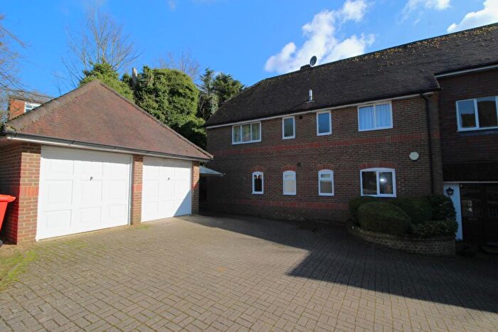 3 Bedroom Flat To Rent In Malmerswell Road, High Wycombe, HP13