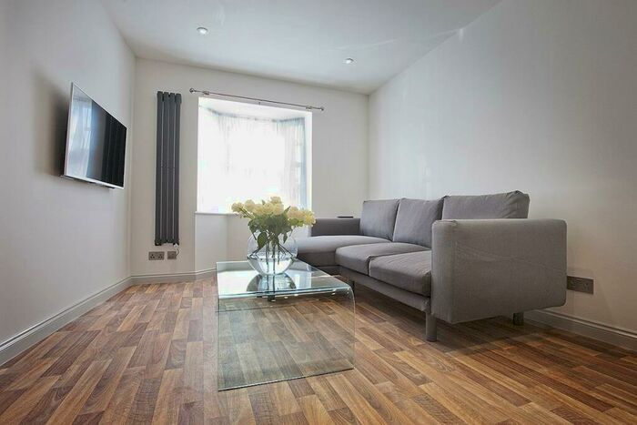 3 Bedroom Flat To Rent In Castle Mews, St. Thomas Street, OX1