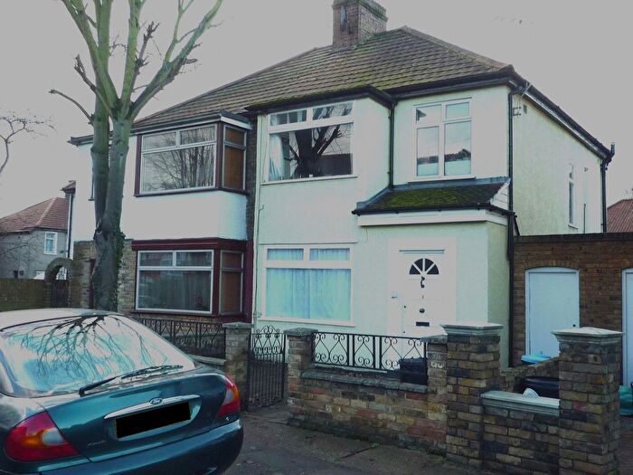 4 Bedroom Semi-Detached House To Rent In Wellington Road South, TW4