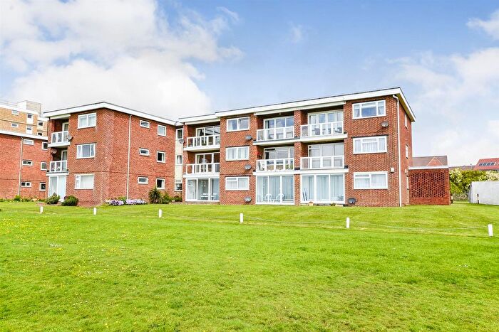 3 Bedroom Flat For Sale In Sutton Place, Bexhill-On-Sea, TN40