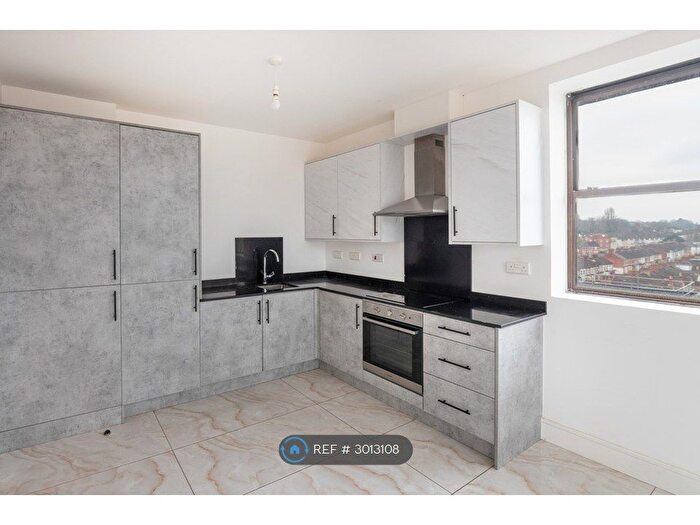 2 Bedroom Flat To Rent In Wiltshire Court, Swindon, SN1