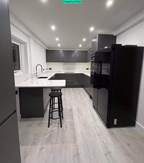 4 Bedroom End Of Terrace House For Sale In Meadowside, London, SE9