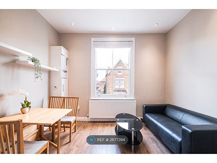 3 Bedroom Flat To Rent In Hayter Road, London, SW2