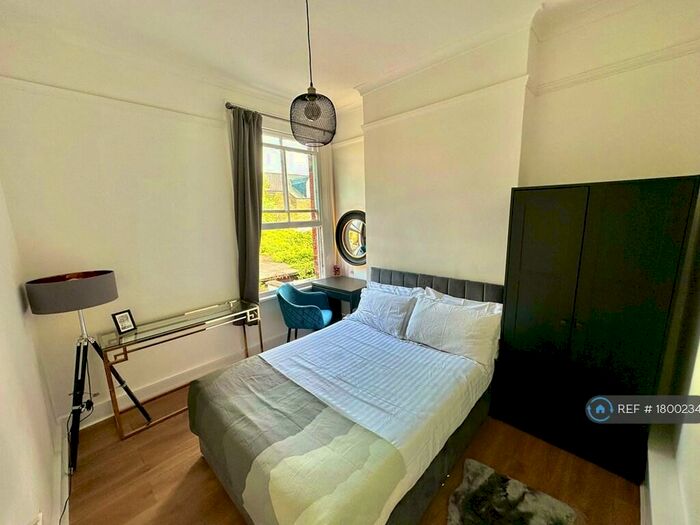 3 Bedroom Flat To Rent In Howard Road, London, NW2