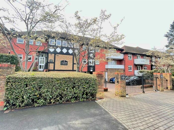 2 Bedroom Flat To Rent In Flat, Tudor Lodge, Holden Road, London, N12