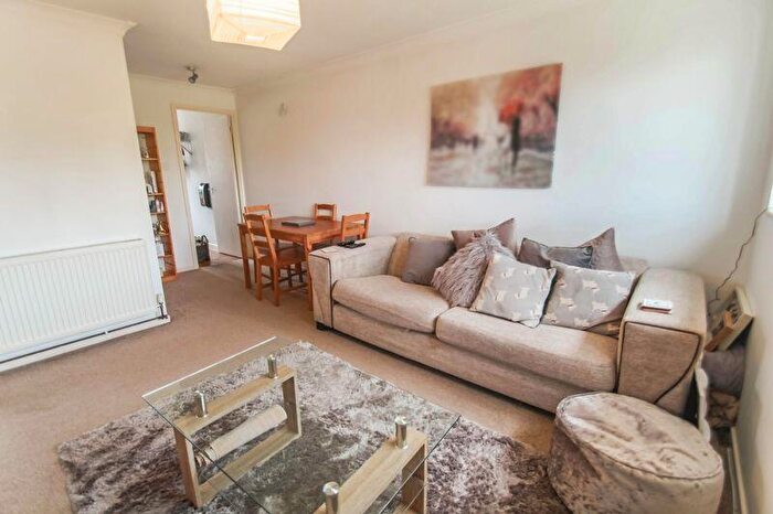 1 Bedroom Flat To Rent In Dibden Close, Throop, BH8