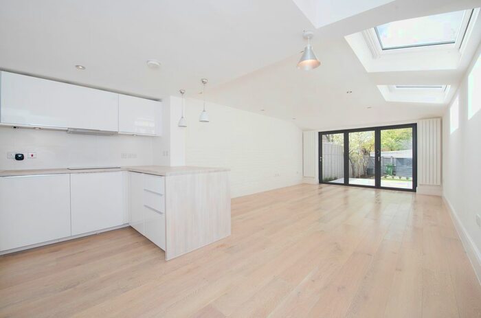 2 Bedroom Flat To Rent In Connaught Road, London, W13
