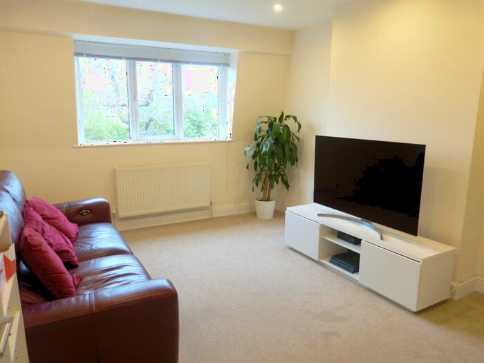 2 Bedroom Apartment To Rent In Wentworth Road, London, NW11