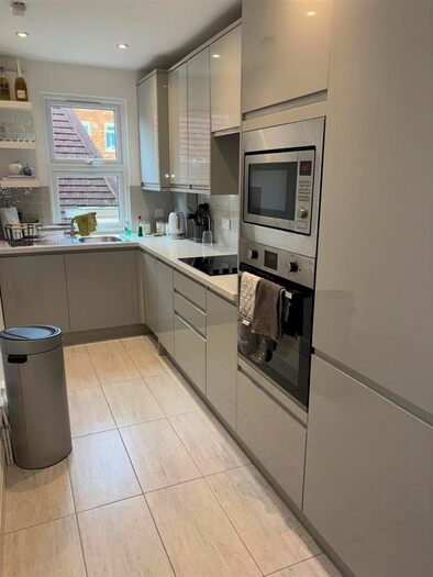 2 Bedroom Flat To Rent In Daws Lane, Mill Hill, NW7