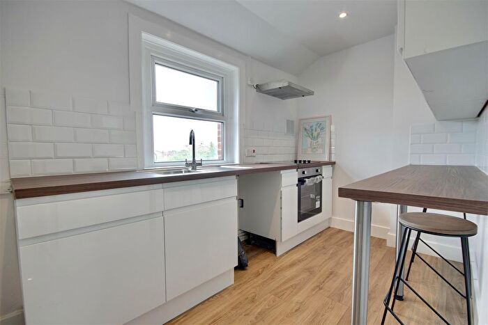 2 Bedroom Flat To Rent In High Street, Lee-On-The-Solent, PO13