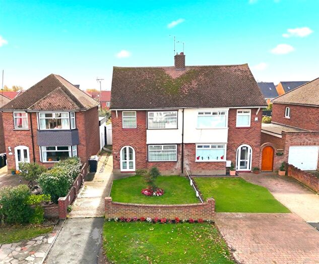 3 Bedroom Semi Detached House For Sale In High Street, Great Wakering, Essex, SS3